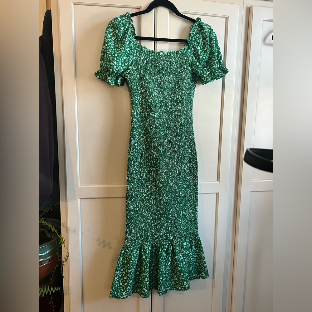 Elegant Green Floral Midi Dress with Puff Sleeves
